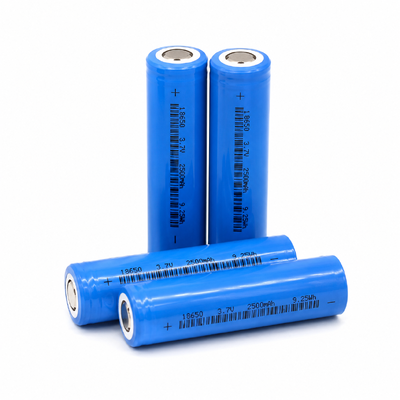 Qualité Fourniture d'usine de Yunfan 18650 2500mAh 3.7V Cellule cylindrique au lithium 1C Charge 1.5C Décharge 500 cycles Cellule au lithium en vrac pour l'assemblage d'équipements électriques usine